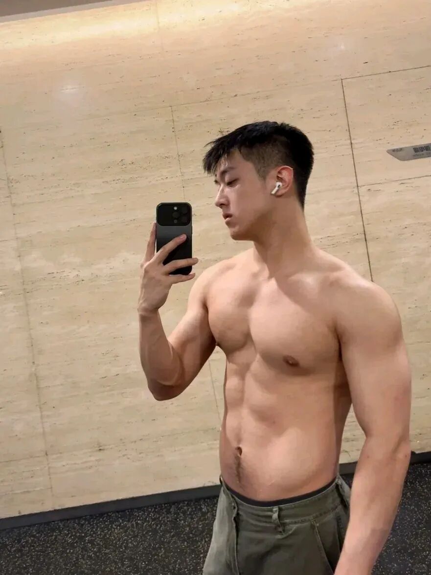 绿色紧身衣 + 白色内裤，翘 P 嫩男太让人心动