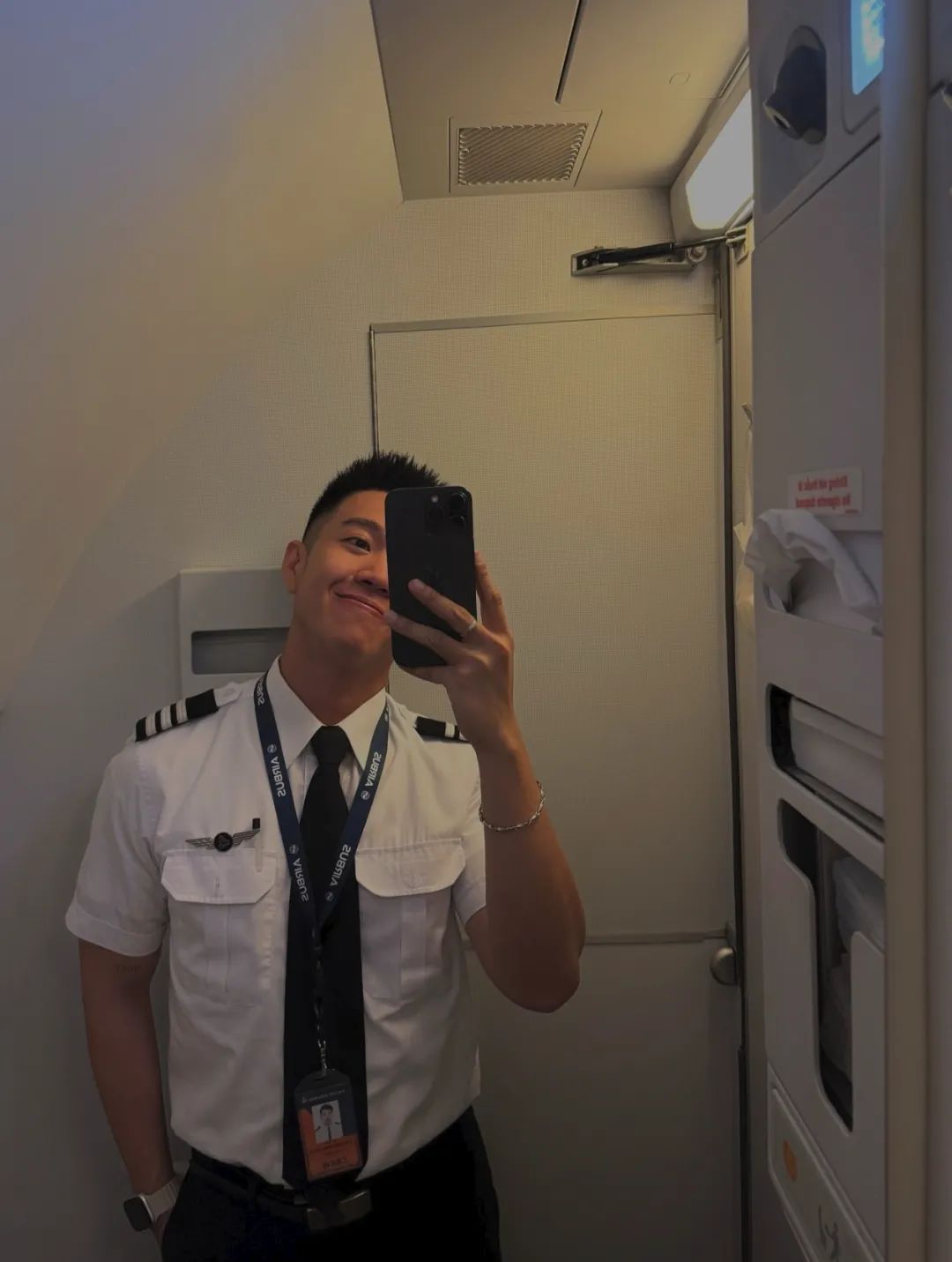 停车场直接脱制服的 185CM 机长太顶了!私照都不穿! 停车场直接脱制服的 185CM 机长太顶了!私照都不穿!