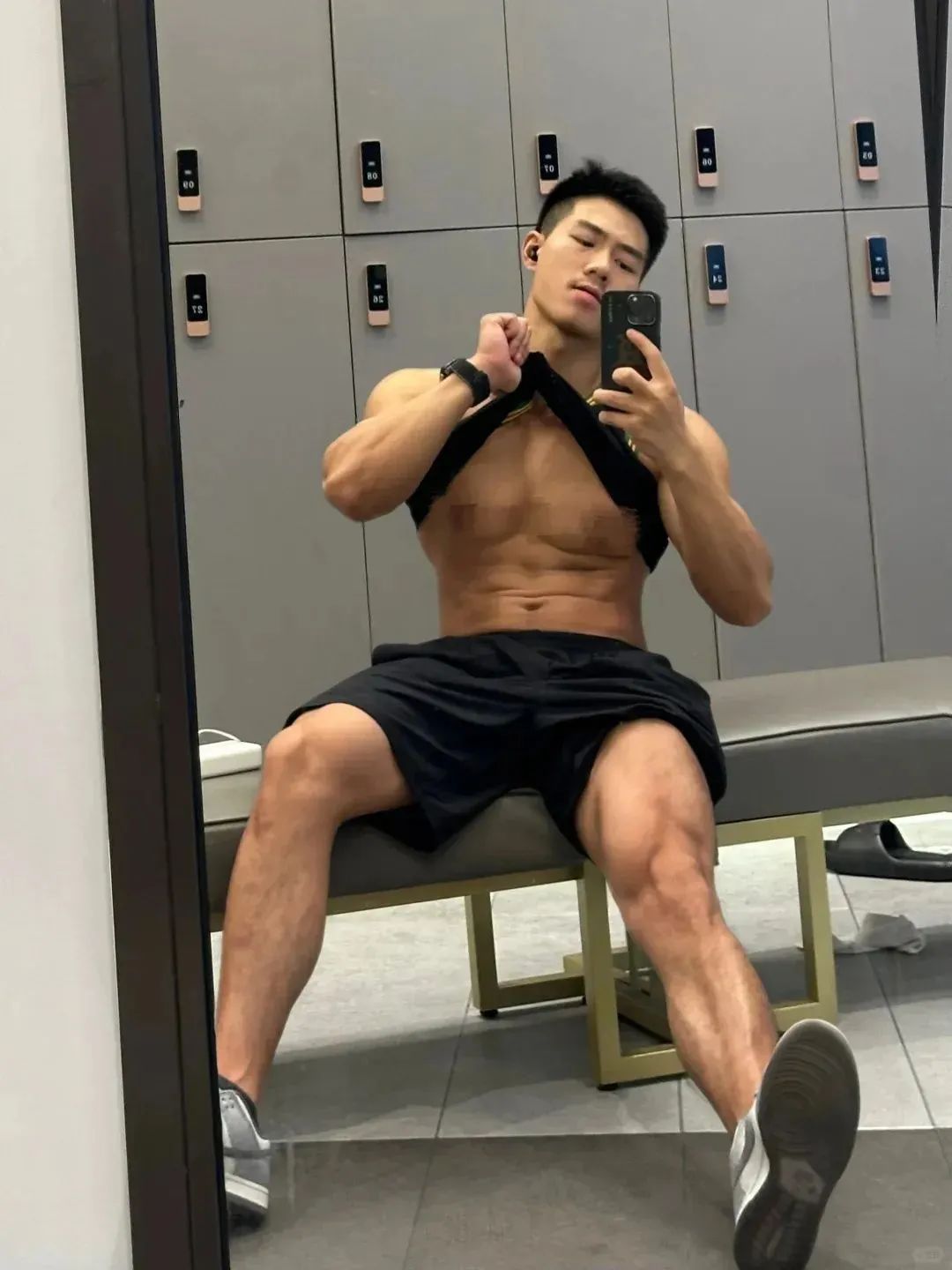 肌肉男神教练官宣恋情，宝子们心碎一地：我失恋了