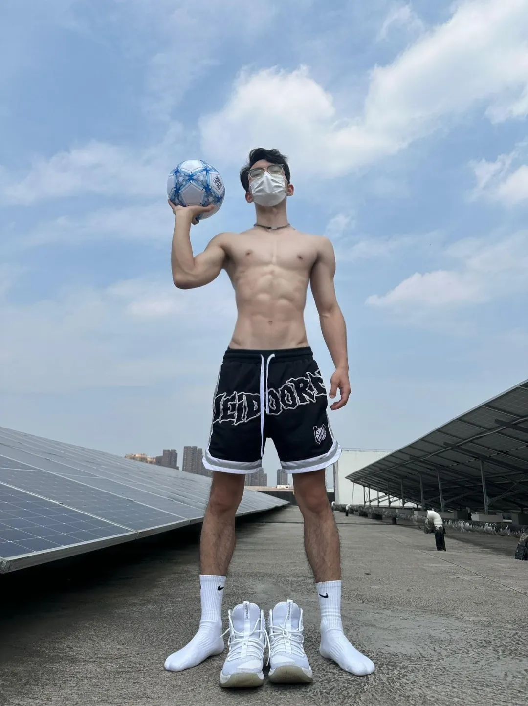 深夜在体育场擦边的薄肌帅哥！竟然是 05 年音乐生男大……