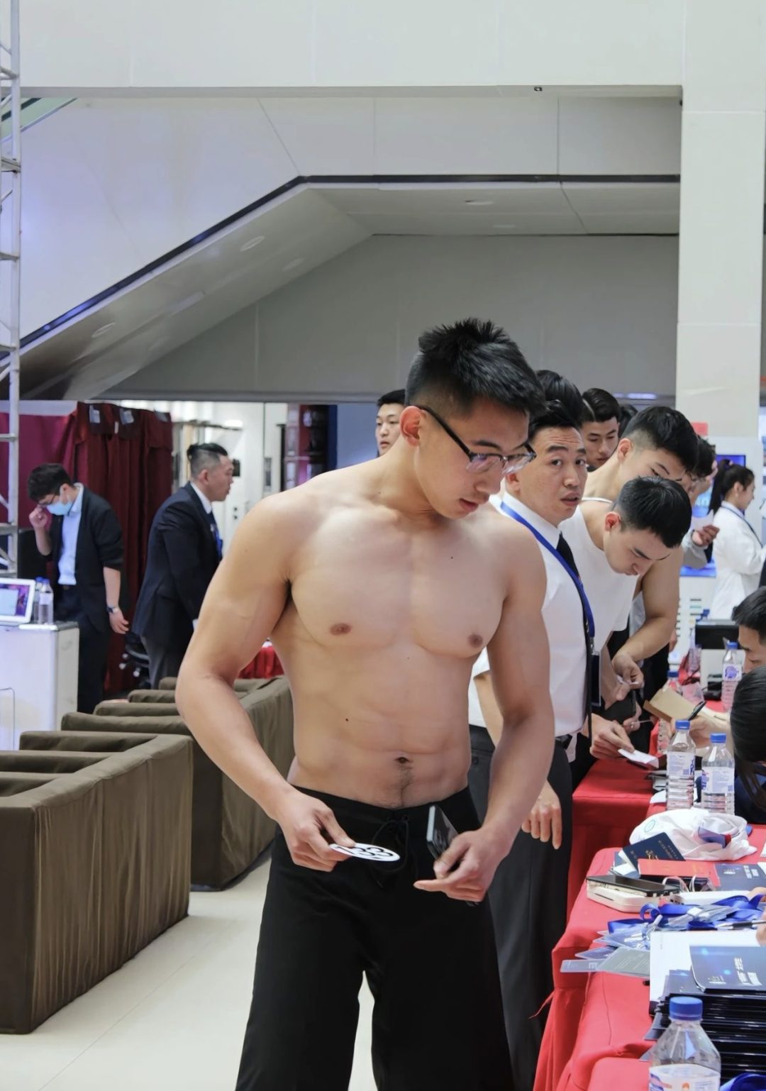 吉林大学成群的运动男穿这么少?粗壮长腿看馋网友! 吉林大学成群的运动男穿这么少?粗壮长腿看馋网友!