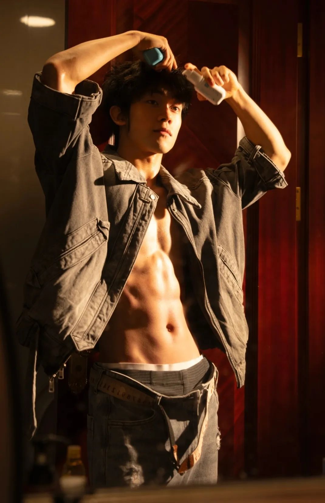 195 肌肉直男下海拍写真被摄影师得吃，网友辣评：换我来......