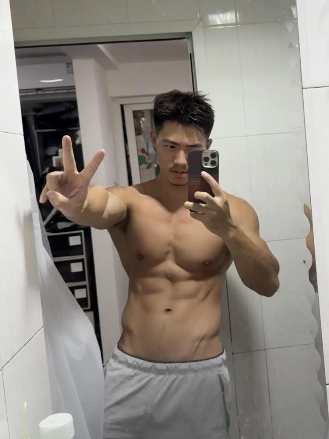 肌肉天菜体育生曝光了？网友辣评：尊重但不理解……