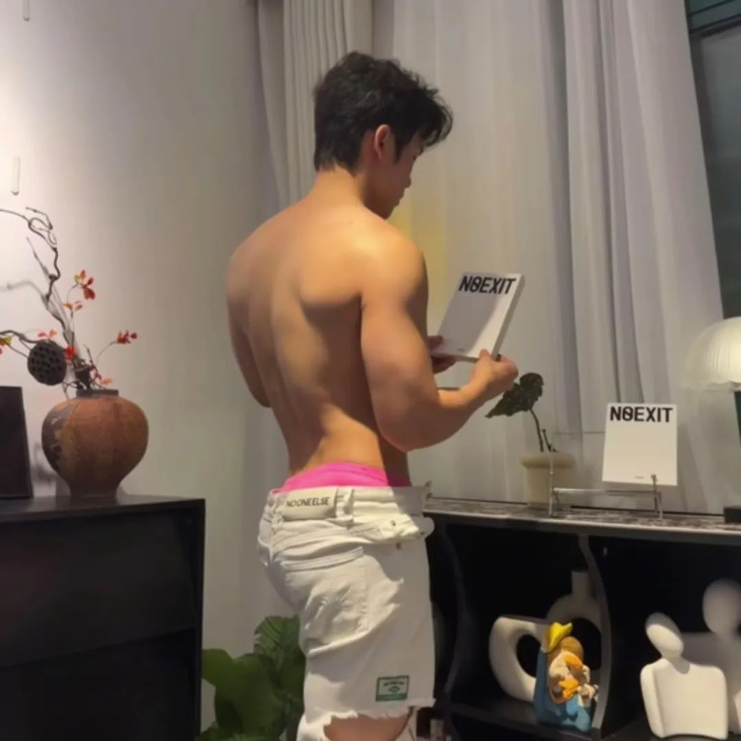 下海照片曝光后，腹肌美术生越来越放得开了……
