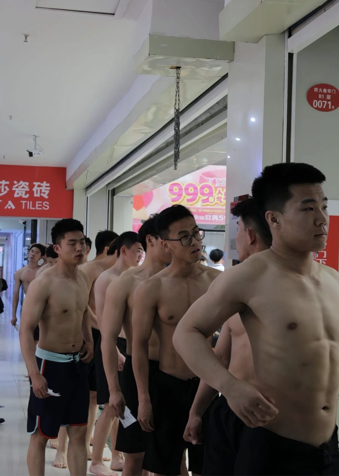 吉林大学成群的运动男穿这么少?粗壮长腿看馋网友! 吉林大学成群的运动男穿这么少?粗壮长腿看馋网友!