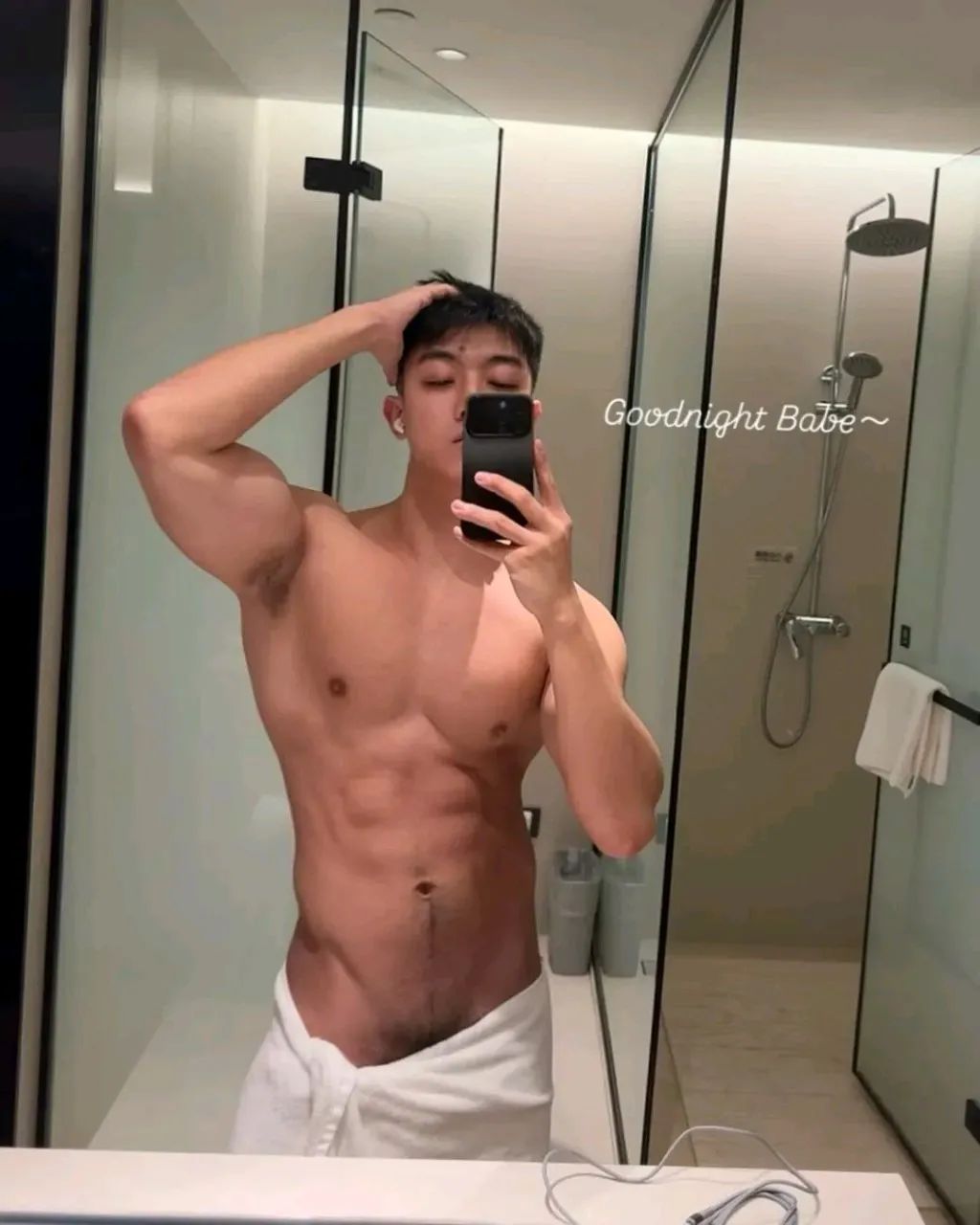绿色紧身衣 + 白色内裤，翘 P 嫩男太让人心动