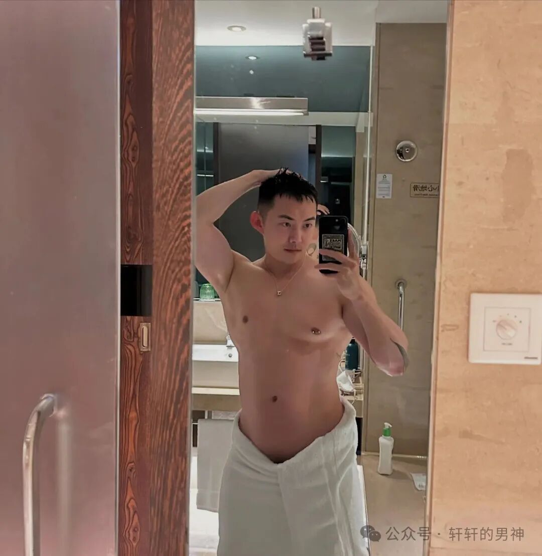 推上很火的露脸肌肉男，曾是小编的男神！