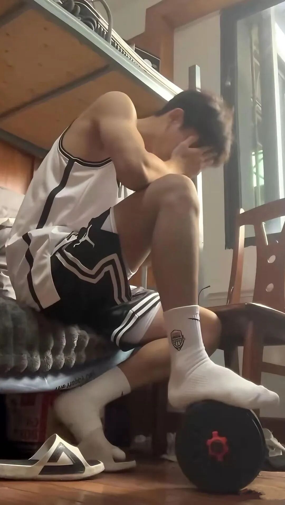 185cm 体育生男高宿舍自拍，网友看后要求他换相机！