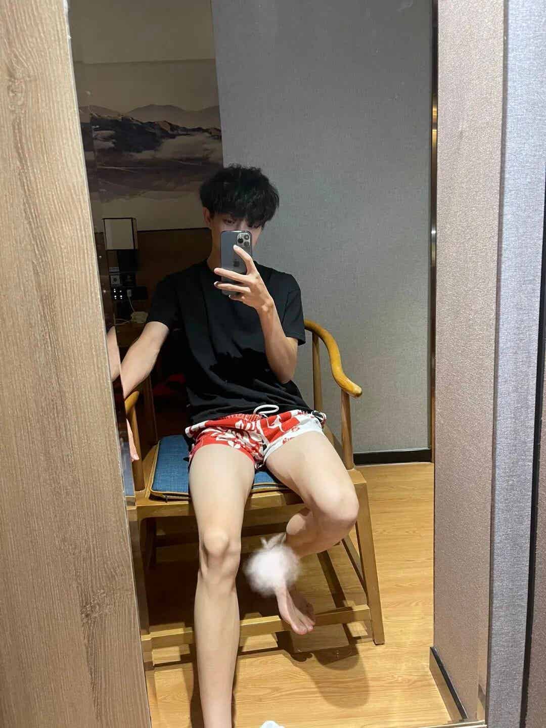 外网又火了一个薄肌体育生！私照曝光还撩粉……