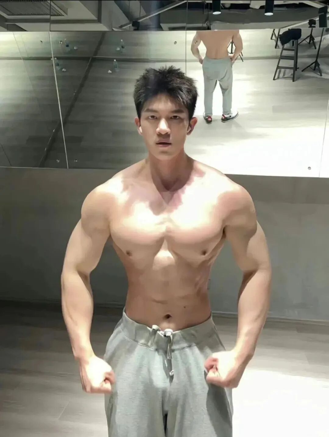 190cm 体育生晒大胸肌，猛男撒娇谁顶得住？