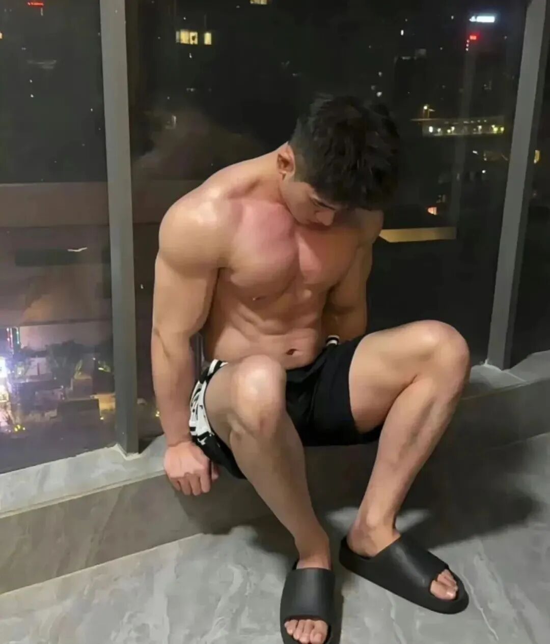 190cm 体育生晒大胸肌，猛男撒娇谁顶得住？