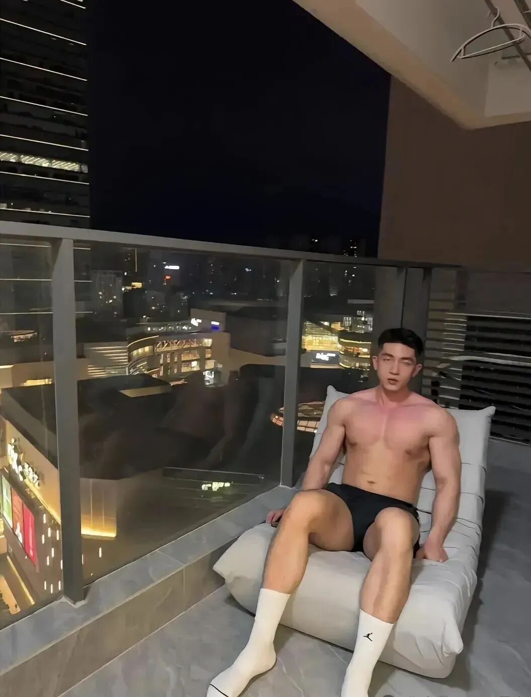 190cm 体育生晒大胸肌，猛男撒娇谁顶得住？