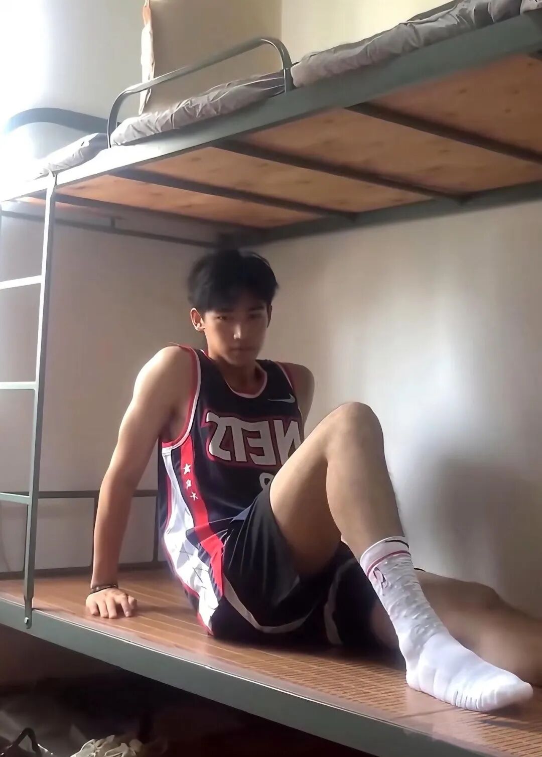 185cm 体育生男高宿舍自拍，网友看后要求他换相机！
