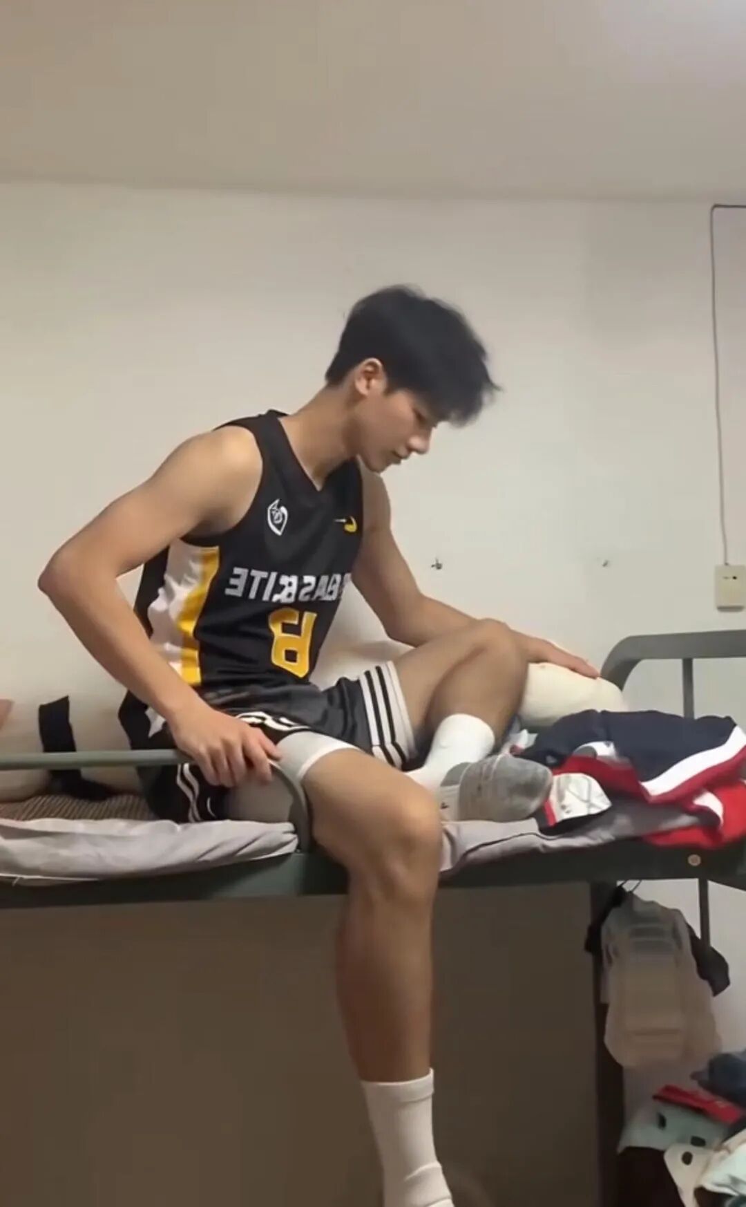 185cm 体育生男高宿舍自拍，网友看后要求他换相机！