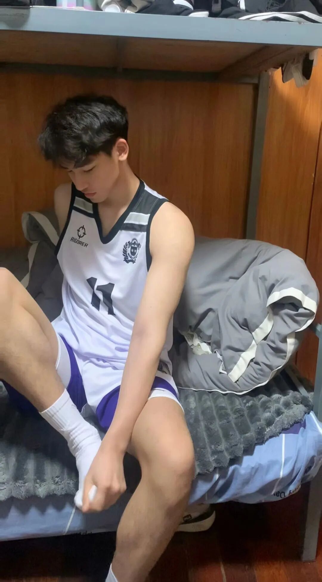 185cm 体育生男高宿舍自拍，网友看后要求他换相机！