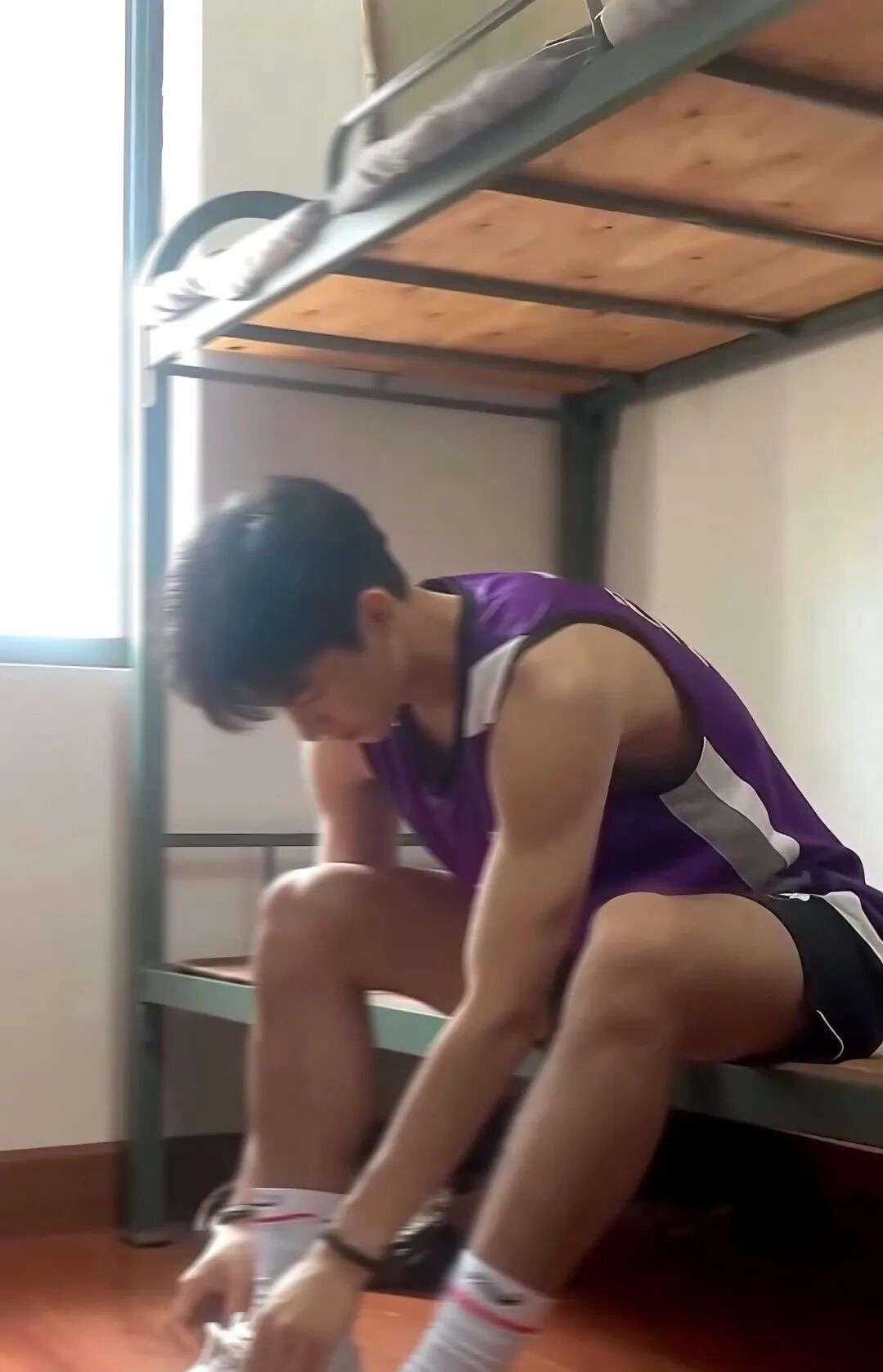 185cm 体育生男高宿舍自拍，网友看后要求他换相机！