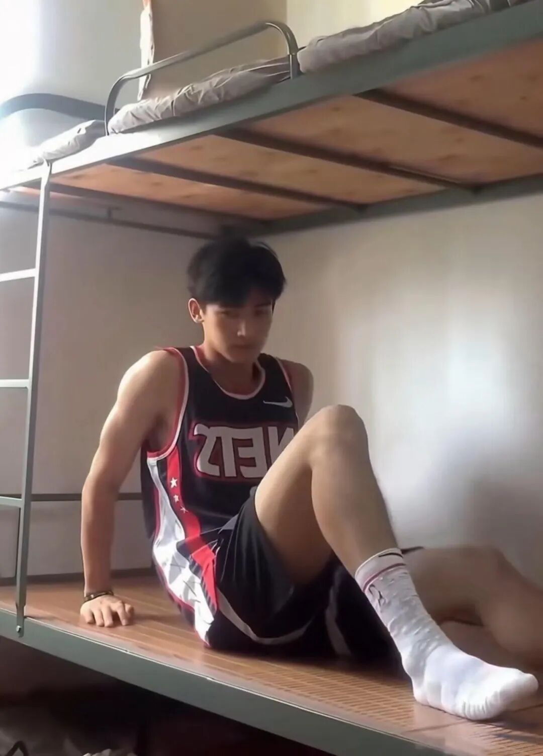 185cm 体育生男高宿舍自拍，网友看后要求他换相机！