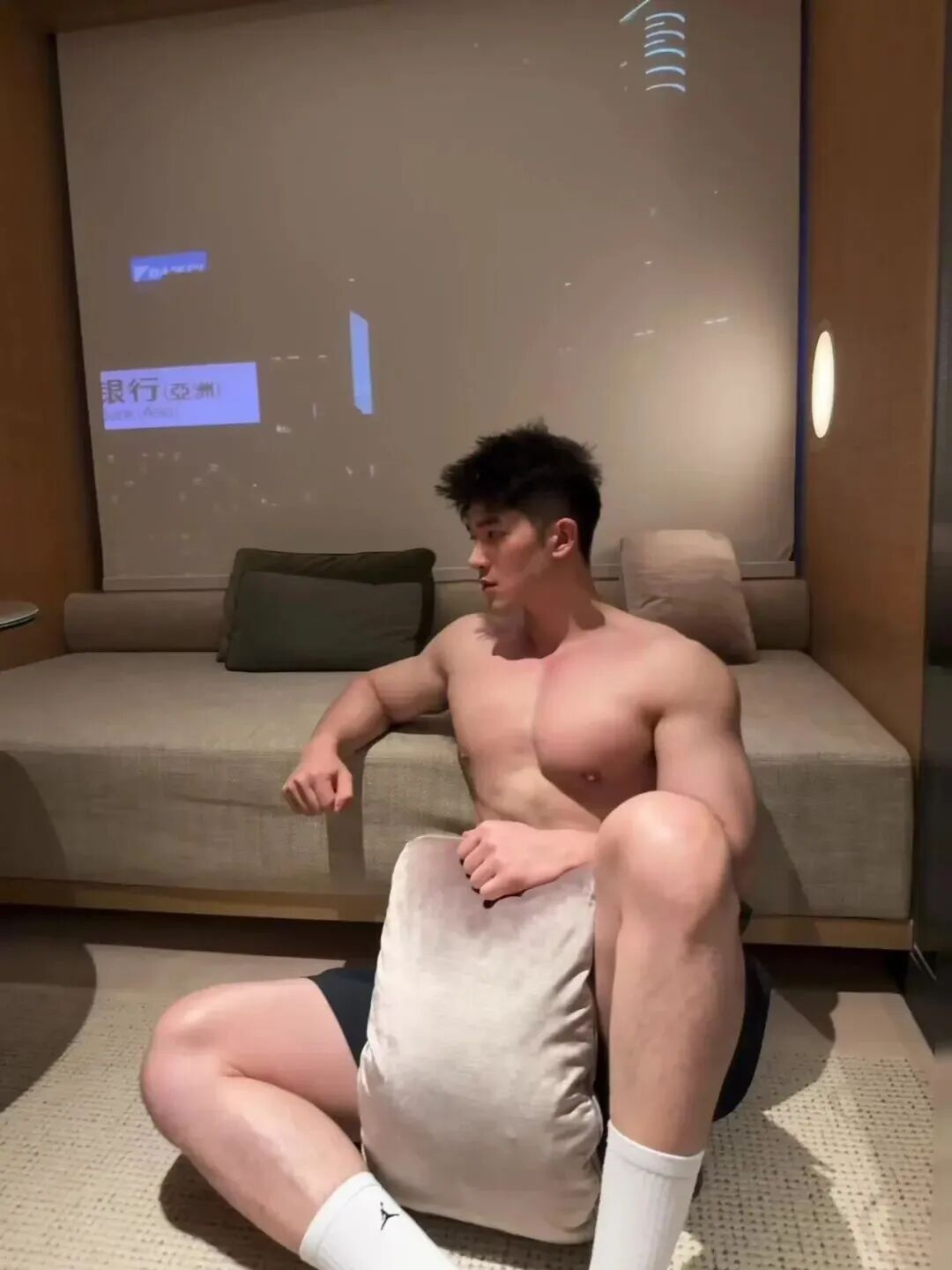 190cm 体育生晒大胸肌，猛男撒娇谁顶得住？