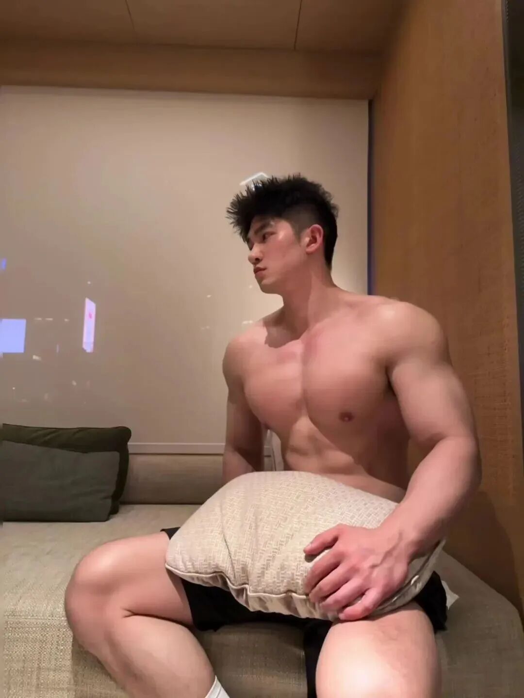 190cm 体育生晒大胸肌，猛男撒娇谁顶得住？