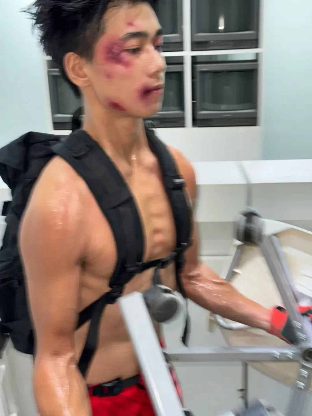 黑皮战损年下腹肌.... 被这个北京模特小哥帅晕了！