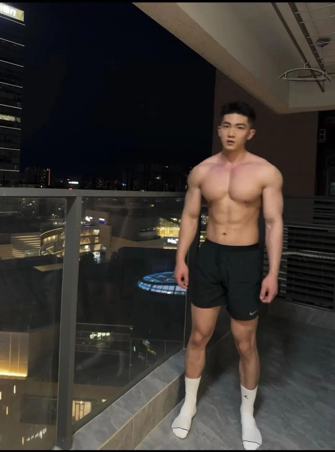 190cm 体育生晒大胸肌，猛男撒娇谁顶得住？