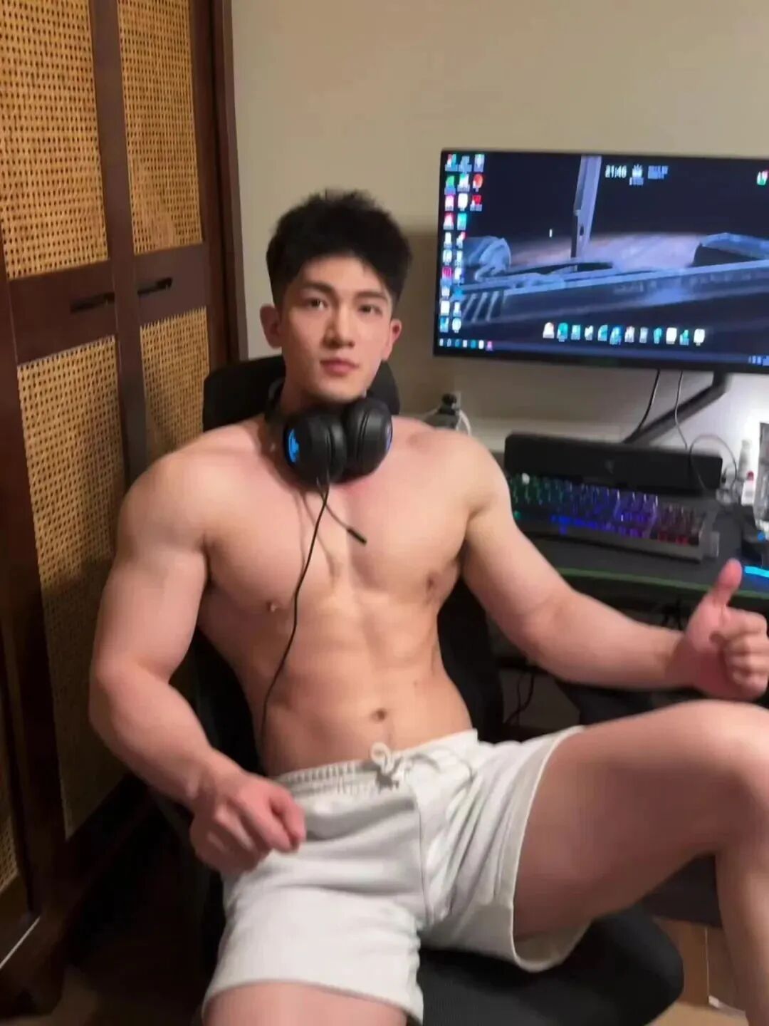 190cm 体育生晒大胸肌，猛男撒娇谁顶得住？