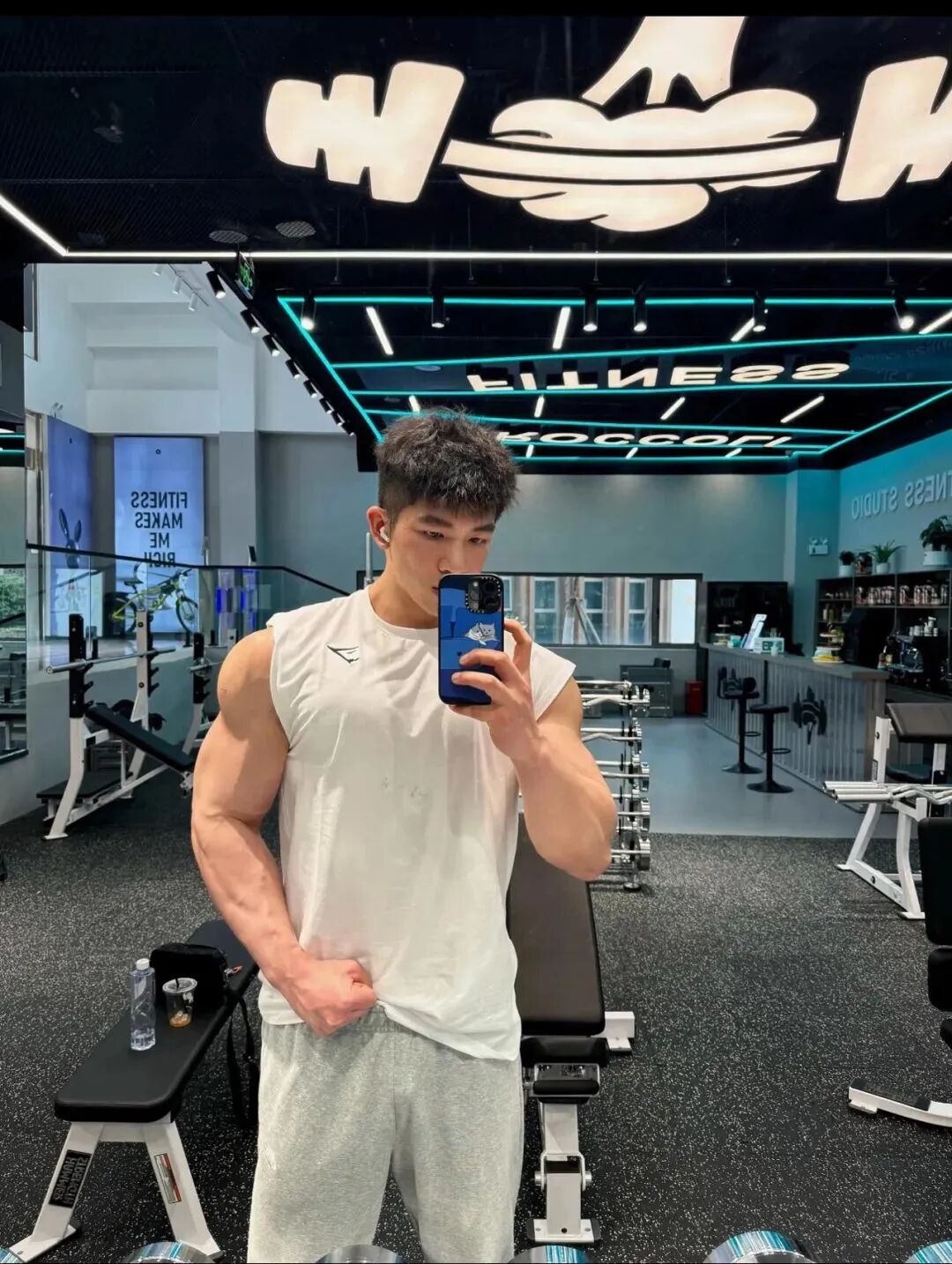 190cm 体育生晒大胸肌，猛男撒娇谁顶得住？