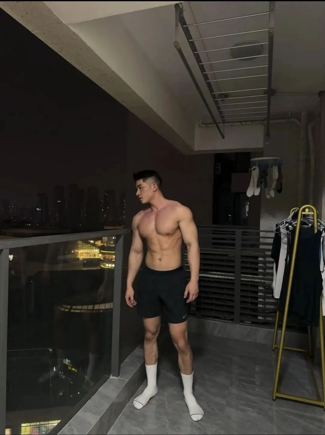 190cm 体育生晒大胸肌，猛男撒娇谁顶得住？