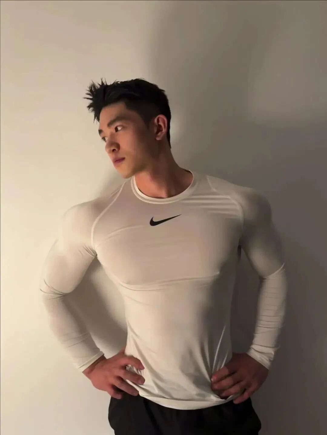 190cm 体育生晒大胸肌，猛男撒娇谁顶得住？