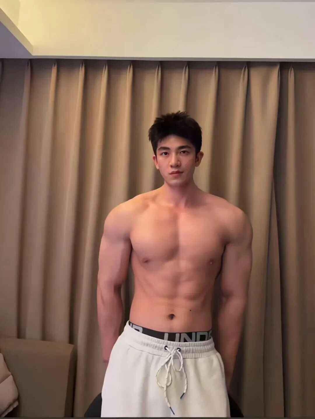 190cm 体育生晒大胸肌，猛男撒娇谁顶得住？