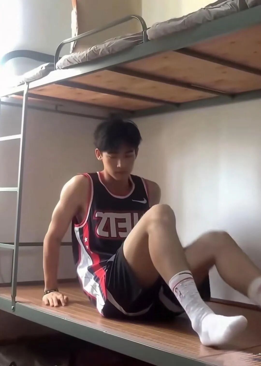 185cm 体育生男高宿舍自拍，网友看后要求他换相机！
