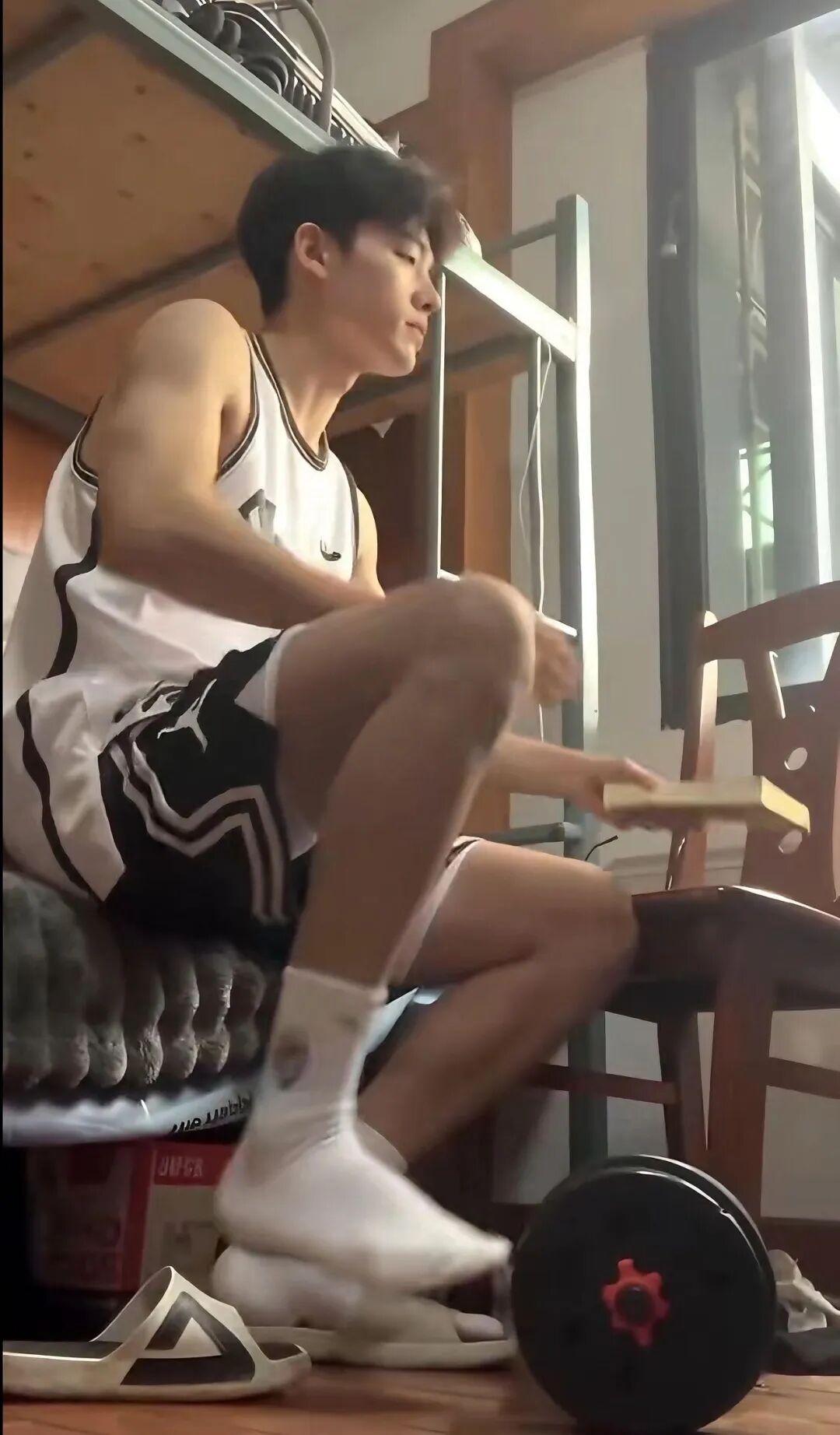 185cm 体育生男高宿舍自拍，网友看后要求他换相机！