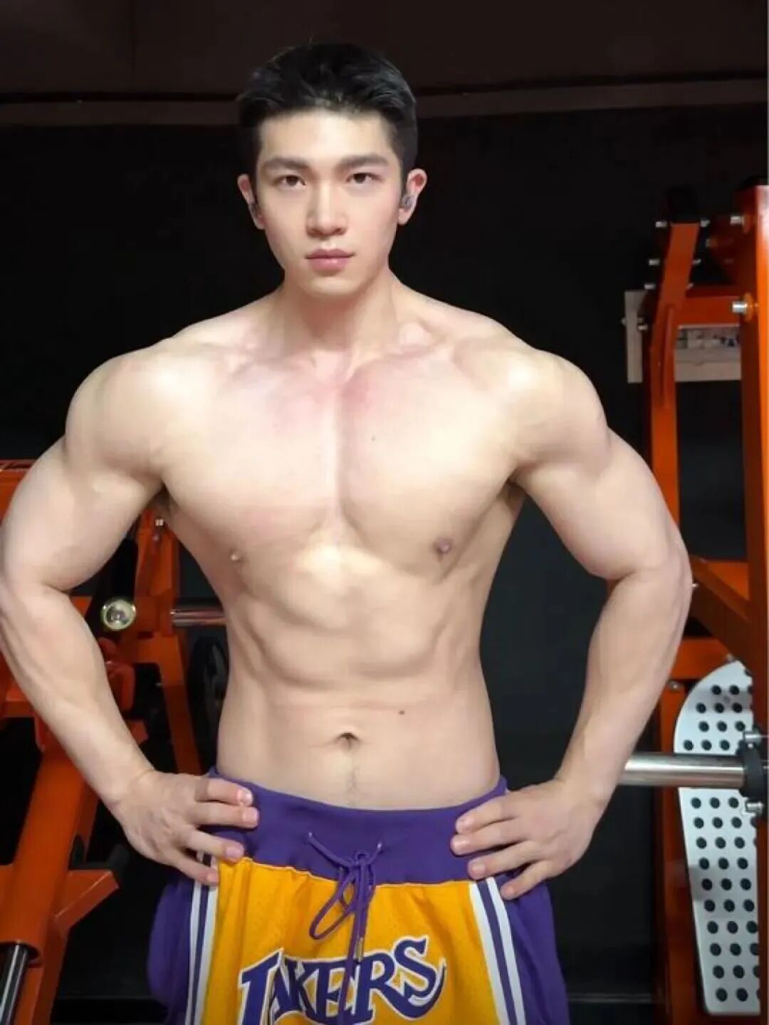 190cm 体育生晒大胸肌，猛男撒娇谁顶得住？