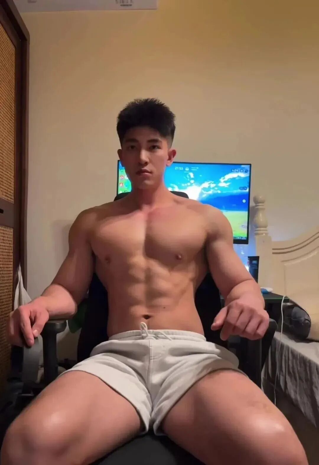 190cm 体育生晒大胸肌，猛男撒娇谁顶得住？