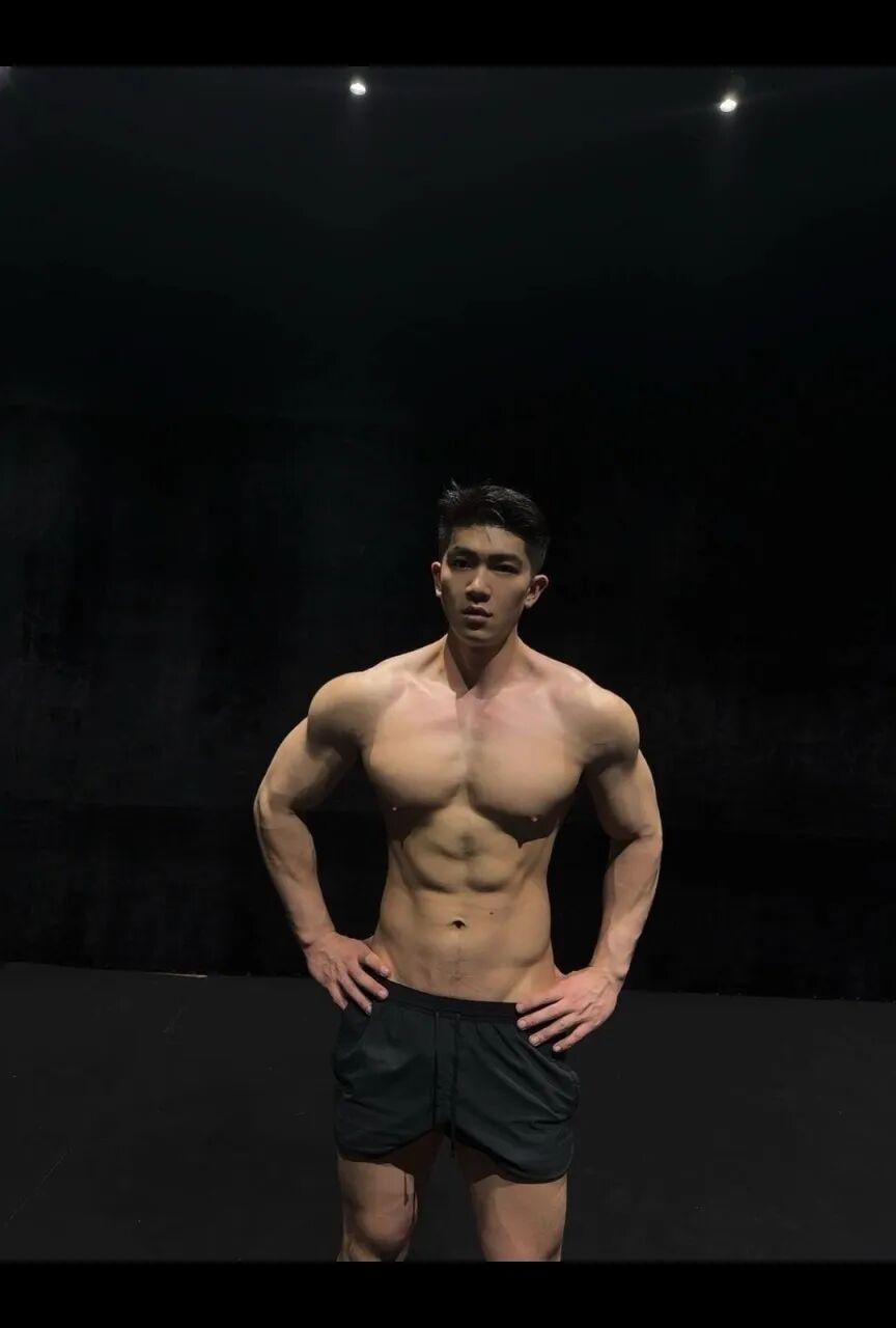 190cm 体育生晒大胸肌，猛男撒娇谁顶得住？
