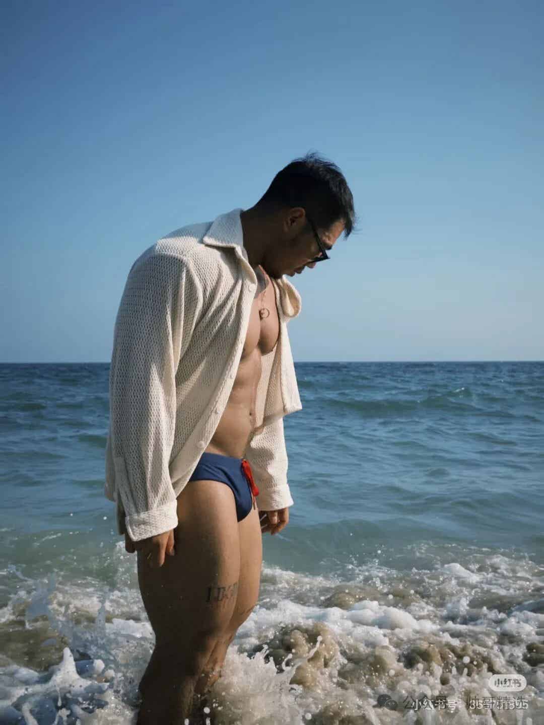 穿纯棉黑超低腰三角的黑皮一字腹毛粗壮筋男 胸肌超大！-潮男潮北