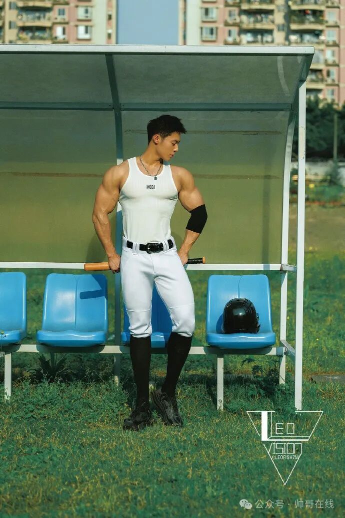 白到发亮的 187 长腿薄肌体育生激情半露赏心悦目