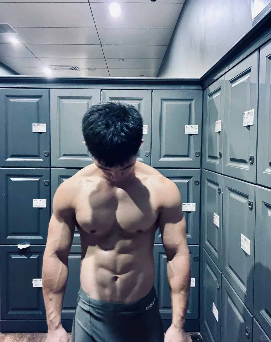 湖南01年的肌肉大弟弟！发育都这么猛了这么犯规？-潮男潮北