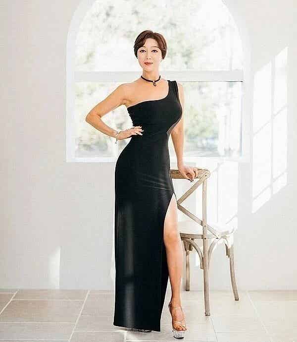 64岁阿姨和儿子合照被误认情侣！如今火上杂志封面，美得像30岁...-潮男潮北