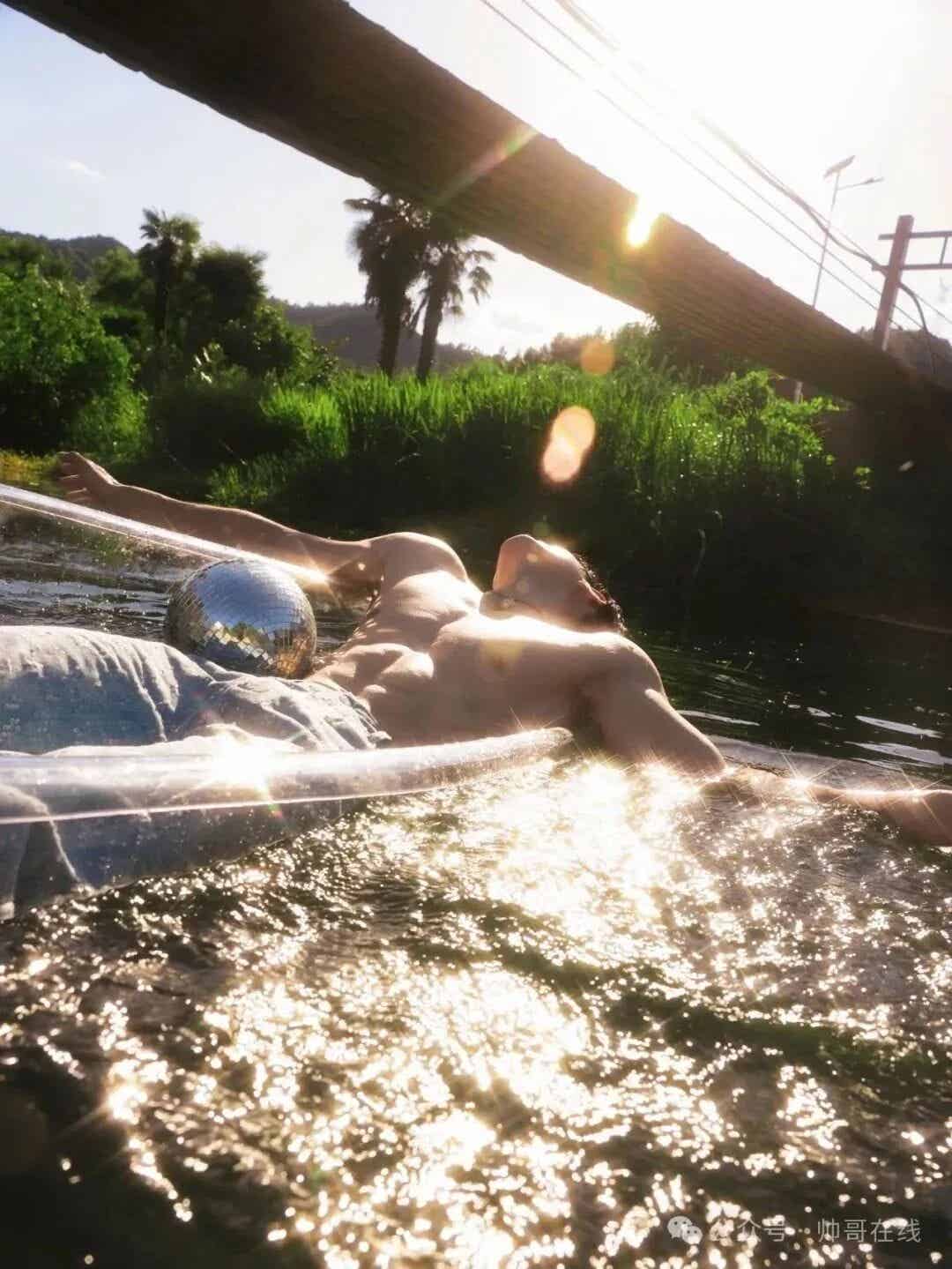 182cm 的湖北天菜肌肉男菩萨!八块腹肌 + 鲨鱼线直接心跳加速到昏过去! 182cm 的湖北天菜肌肉男菩萨!八块腹肌 + 鲨鱼线直接心跳加速到昏过去!