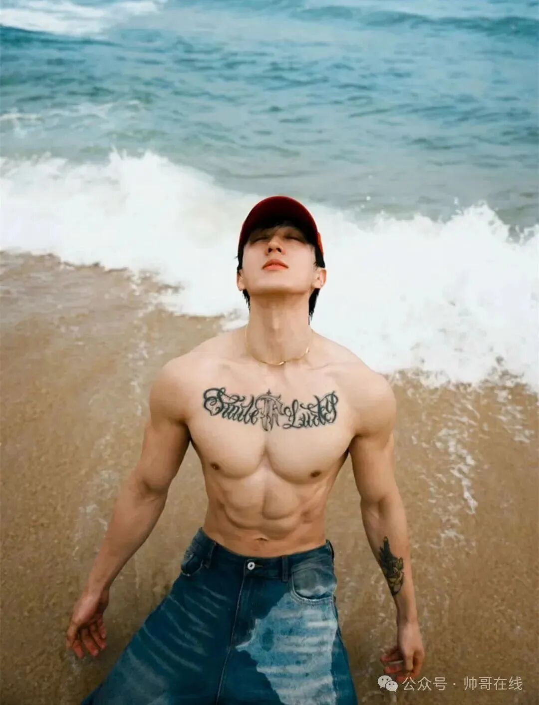 182cm 的湖北天菜肌肉男菩萨!八块腹肌 + 鲨鱼线直接心跳加速到昏过去! 182cm 的湖北天菜肌肉男菩萨!八块腹肌 + 鲨鱼线直接心跳加速到昏过去!