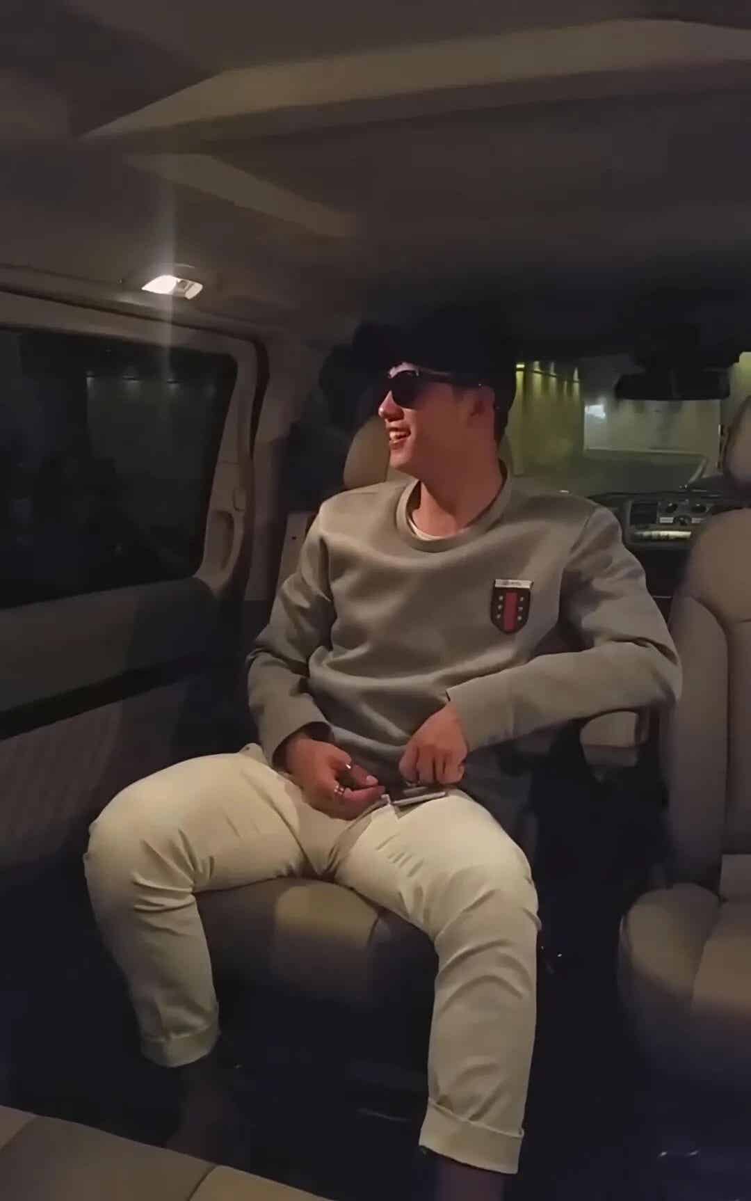 黄景瑜视频半果出镜引发舔屏，妥妥的 D 杯大胸啊~