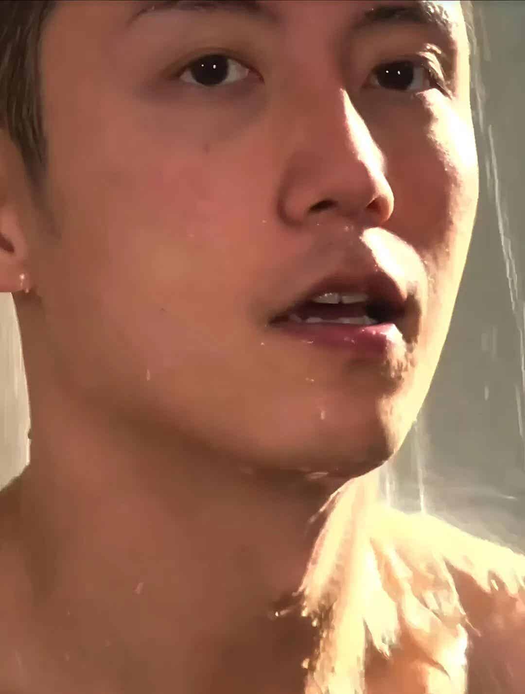 黄景瑜视频半果出镜引发舔屏，妥妥的 D 杯大胸啊~