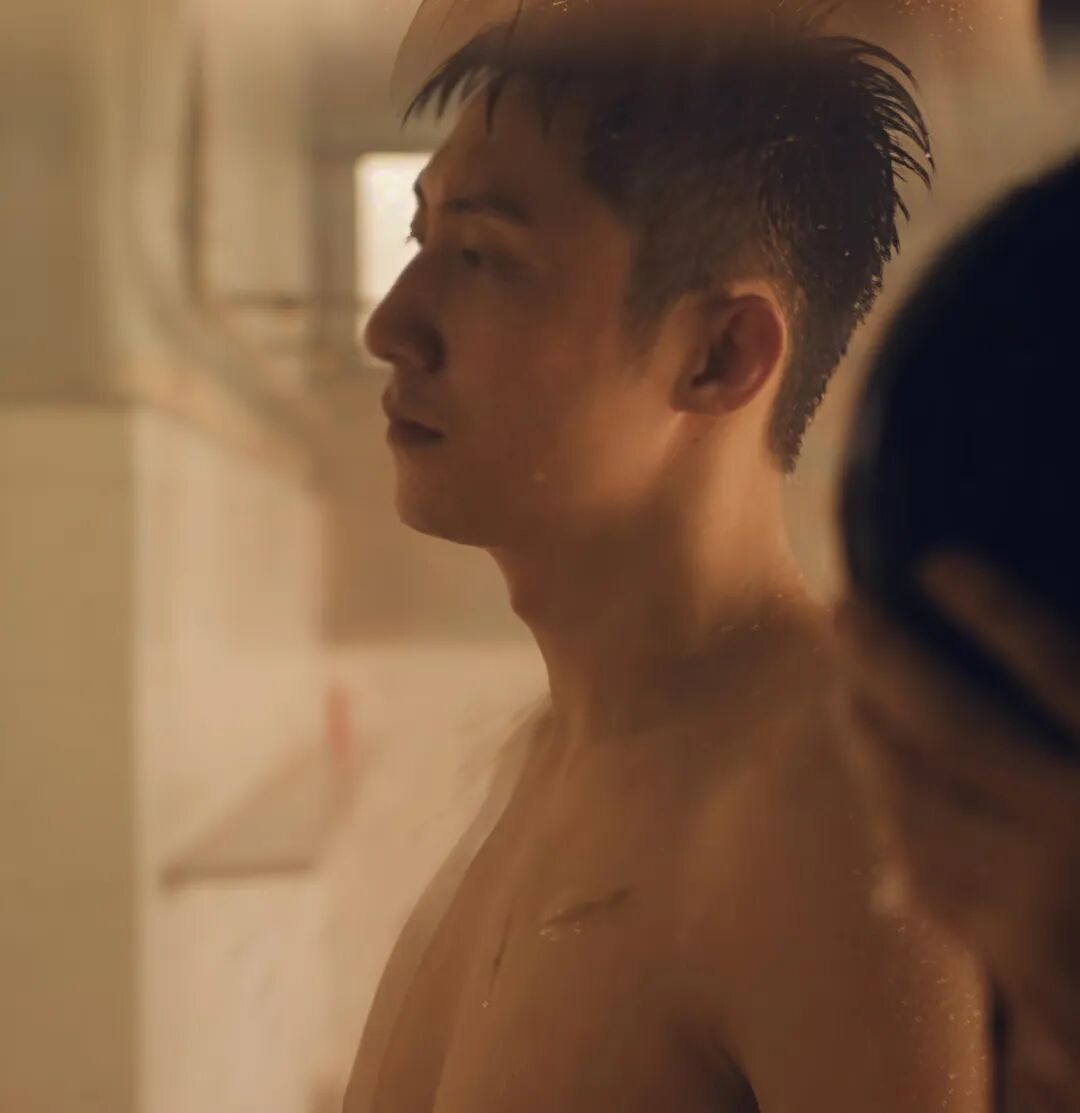 33 岁黄景瑜洗澡视频引发舔屏,青筋暴起的肱二头肌,这胸也大了吧! 33 岁黄景瑜洗澡视频引发舔屏,青筋暴起的肱二头肌,这胸也大了吧!