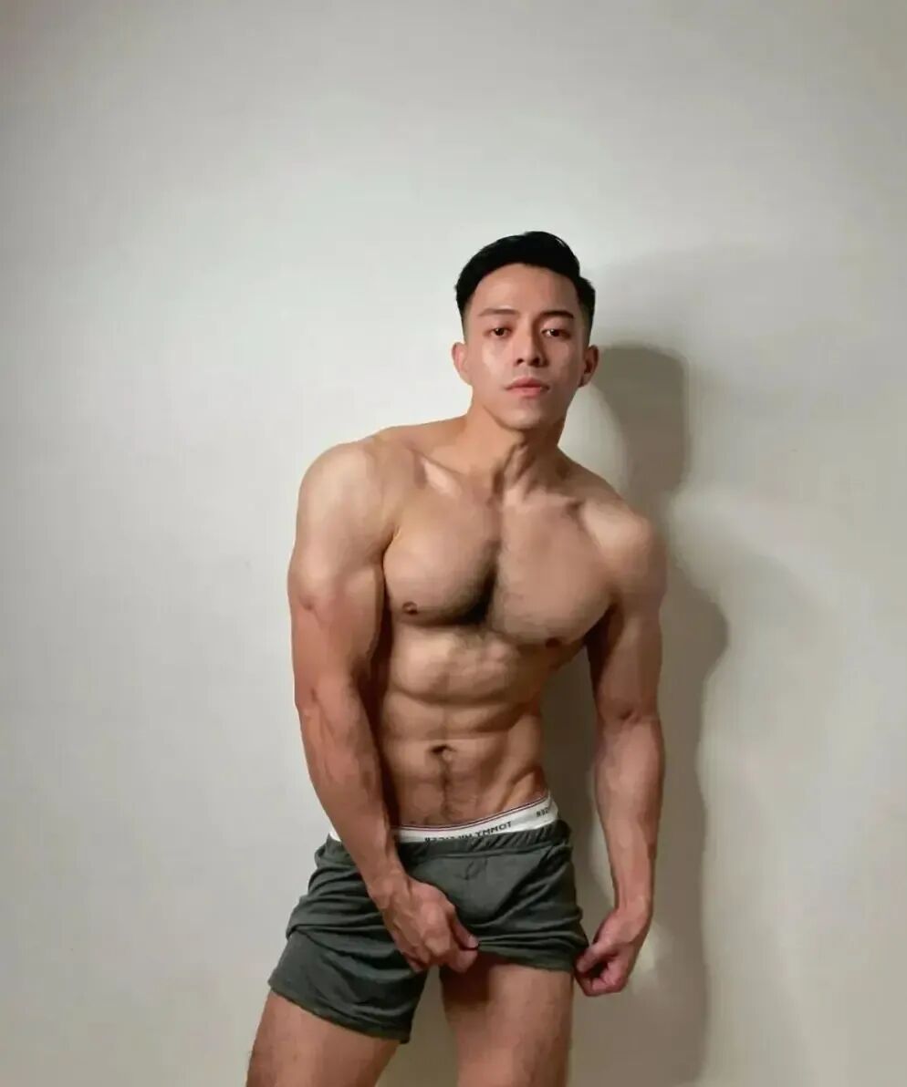 胸腹毛浓密 胸腹肌硬硬的大鼻子猛男好会找角度