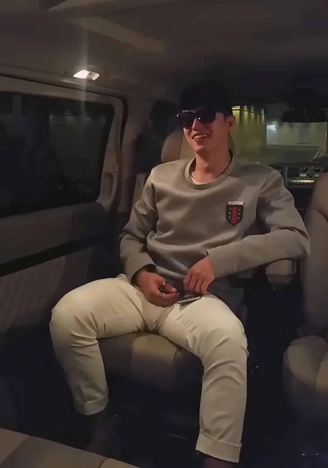 黄景瑜视频半果出镜引发舔屏，妥妥的 D 杯大胸啊~