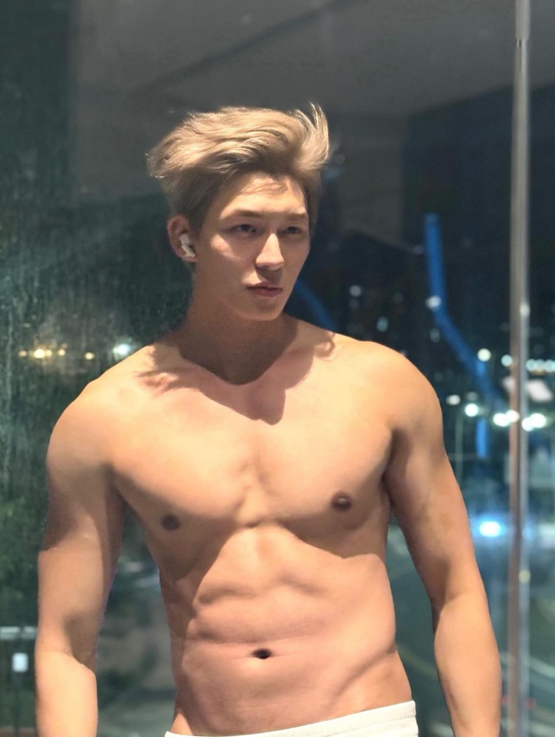 不给刷 100 万就骂人？网红帅哥被放出来以后，在 ins 上成了极品天菜……