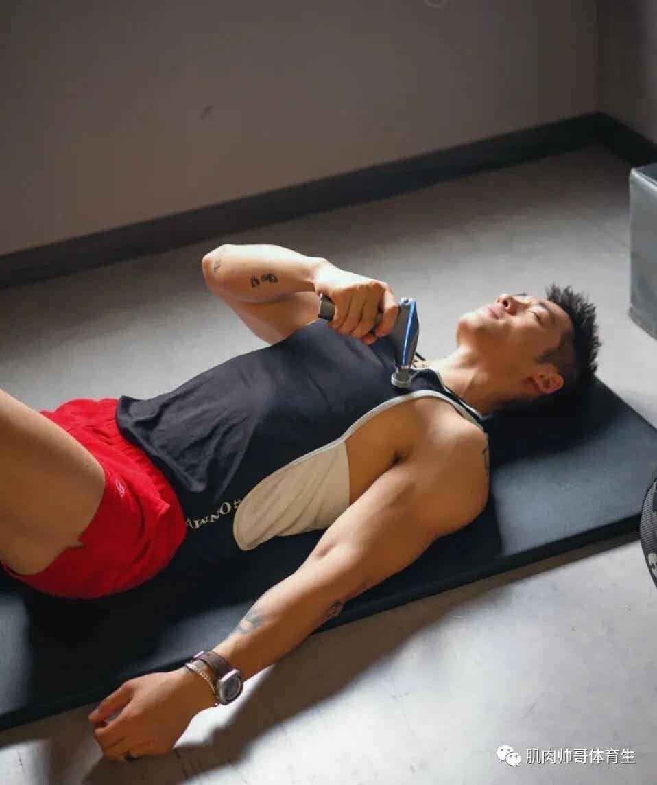 长的很精神又很帅气，魅力肌肉体育生