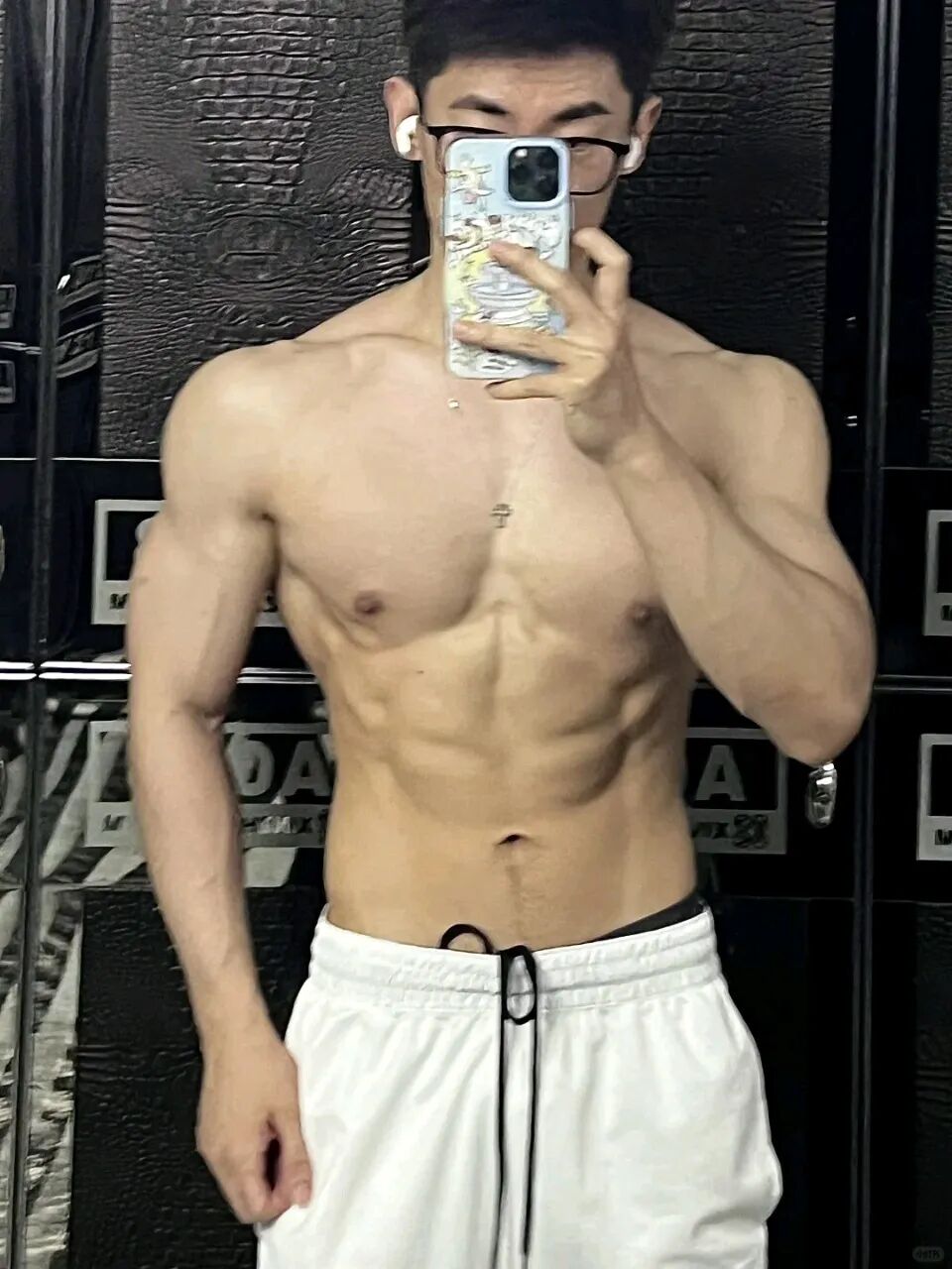 单眼皮眼镜男，又直又欲的东北帅哥