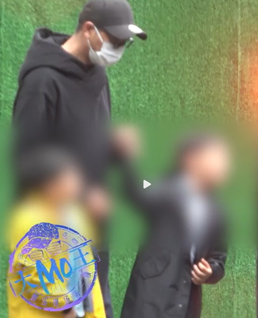 陈坤牵 2 个男孩现身医院引猜想，他的大儿子已经 23 岁了